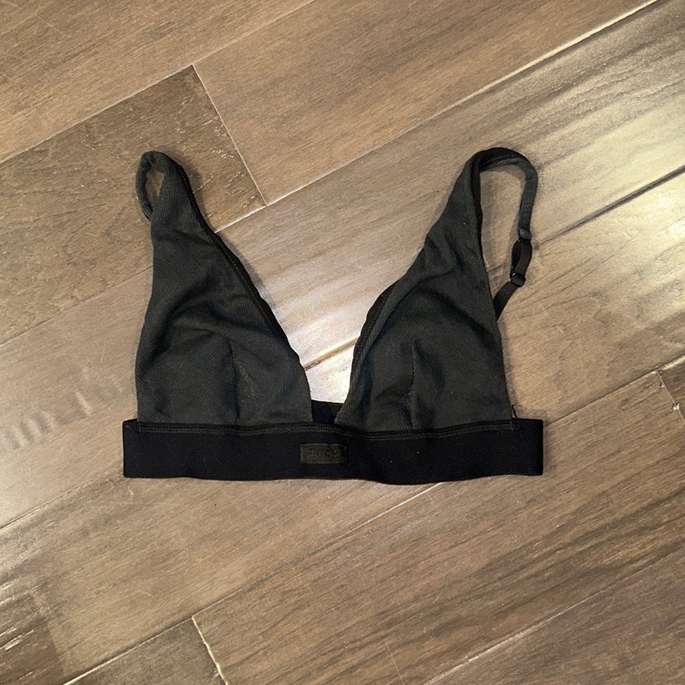 SKIMS Cotton Black Triangle Plunge Bralette in Soot Size L